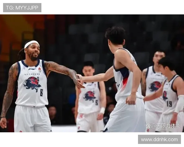 [CBA]琼斯送上遮天盖帽 随后跟进单手扣篮.